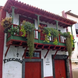 Antiek balkon bloemen in Santa Cruz de La Palma