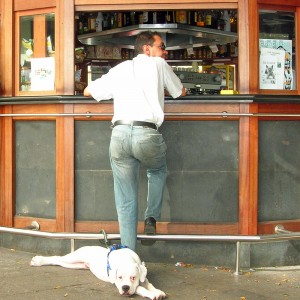 Man met hond bij kiosk Los Llanos de Aridane, La Palma