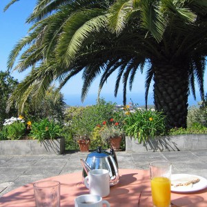 Frühstück auf der Terrasse des Casa Pedregales mit Meerblick